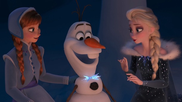 オラフは 家族の一員 アナ エルサが 雪の結晶 の蝶ネクタイをプレゼント Cinemacafe Net