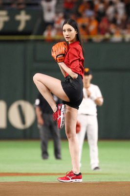 菜々緒 美脚スラリで始球式 ワンバウンドに 悔しい Cinemacafe Net