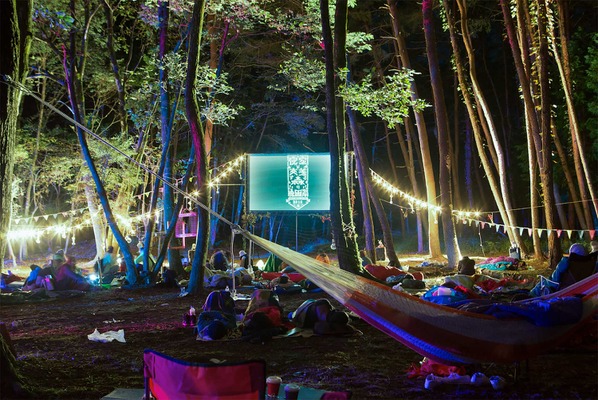 夜空と交差する森の映画祭