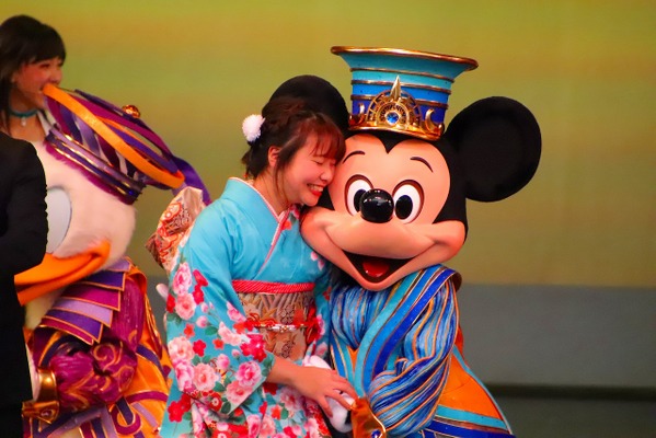 ディズニー パークで成人式開催 35周年衣装のミッキーたちが祝福 Cinemacafe Net