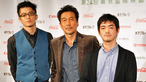 『キツツキと雨』会見にて（左から）小栗旬、役所広司、沖田修一監督
