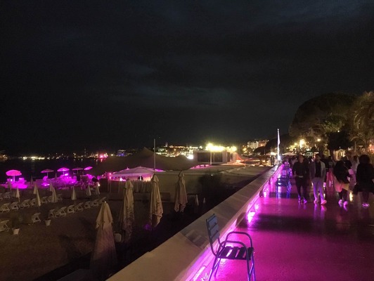 夜のカンヌ。浜辺から煌々としています