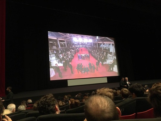 『PARASITE』会場内。外のレッドカーペットの模様がスクリーンで流されてます