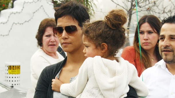 娘・ナーラと恋人・オリヴィエと一緒に新年を迎えたハル・ベリー　-(C) Fame Pictures/AFLO