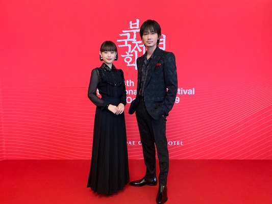 綾野剛 初の釜山に 興奮しています 杉咲花とレッドカーペット闊歩 Cinemacafe Net