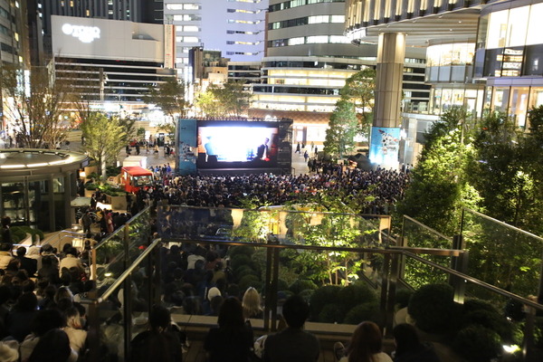 昨年の屋外上映の様子。当日はフィジカルディスタンスをキープした形となります