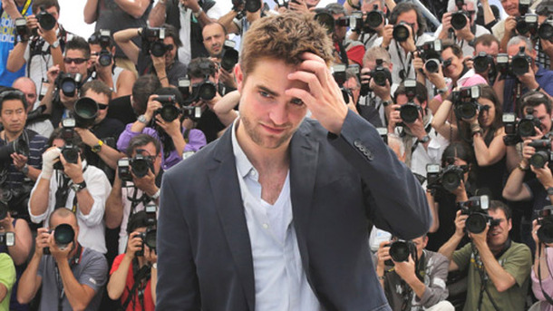 第65回カンヌ国際映画祭で記者に囲まれるロバート・パティンソン -(C) ロイター／AFLO