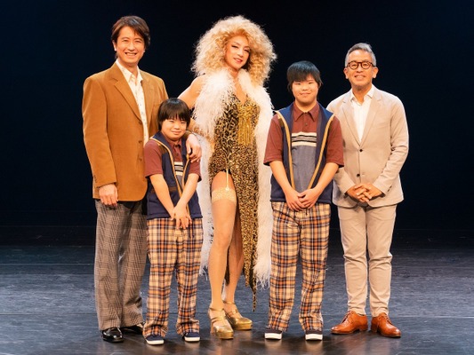 PARCO劇場オープニング・シリーズ「チョコレートドーナツ」集合写真　撮影：引地信彦