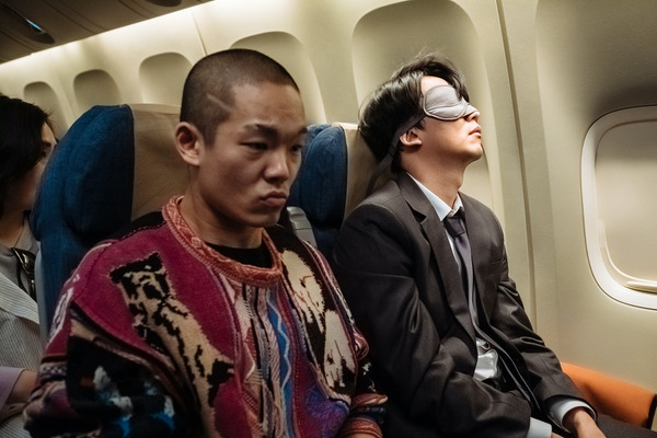 『ノンストップ』アイマスクの男に振り回される坊主の男　（C）2020 OAL & Sanai Pictures Co., Ltd. All rights reserved