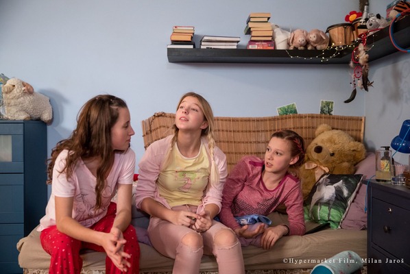 『SNS-少女たちの10日間-』　（C）2020 Hypermarket Film, Czech Television, Peter Kerekes, Radio and Television of Slovakia, Helium Film All Rights Reserved.