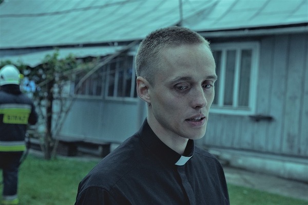 『聖なる犯罪者』（C）2019 Aurum Film Bodzak Hickinbotham SPJ. - WFSWalter Film Studio Sp. z o.o. - Wojewodzki Dom Kultury W Rzeszowie - ITI Neovision S.A. - Les Contes Modernes