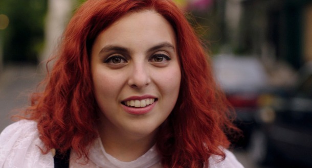 『ビルド・ア・ガール』（C）MONUMENTAL PICTURES, TANGO PRODUCTIONS, LLC,CHANNEL FOUR TELEVISION CORPORATION, 2019