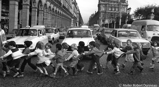 「リヴォリ通りのスモック姿の子供たち」（1978年）