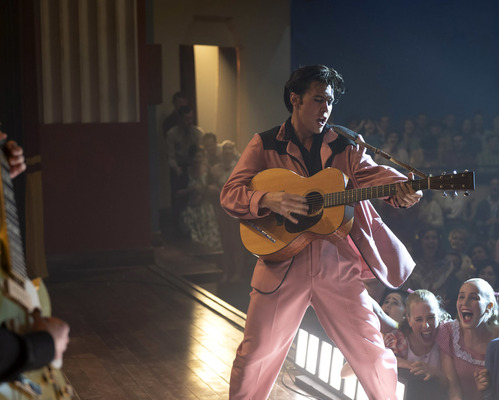 『エルヴィス』 AUSTIN BUTLER as Elvis in Warner Bros. Pictures’ drama “ELVIS,” a Warner Bros. Pictures release.Photo by Hugh Stewart