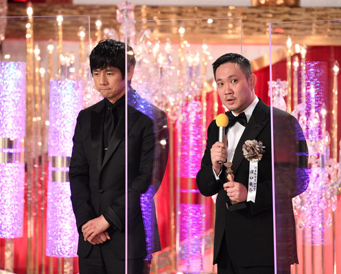 西島秀俊、濱口竜介／第45回日本アカデミー賞 (C) 東京写真記者協会