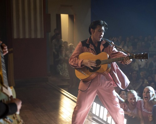 AUSTIN BUTLER as Elvis in Warner Bros. Pictures’ drama “ELVIS,” a Warner Bros. Pictures release.　Photo by Hugh Stewart