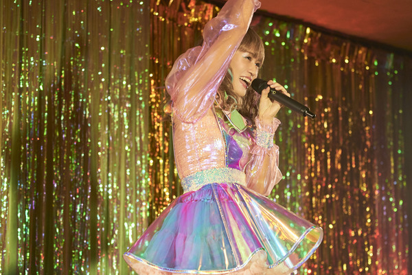 「あなたに聴かせたい歌があるんだ」島田まさみ（前田敦子）　（C）HJホールディングス