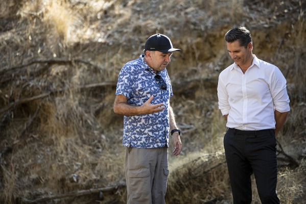 ロバート・コノリー監督とエリック・バナ『渇きと偽り』©2020 The Dry Film Holdings Pty Ltd and Screen Australia