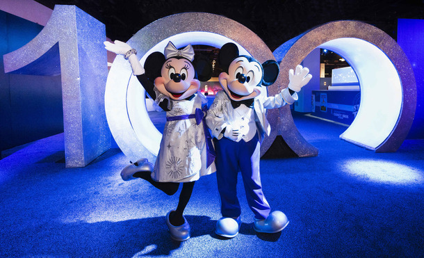 史上最大のセレブレーション「Disney 100 Years of Wonder」がスタート！プラチナムの特別衣装のミッキー＆ミニー