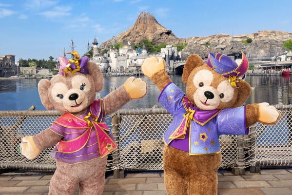 「東京ディズニーリゾート®40 周年“ドリームゴーラウンド”」ダッフィーとシェリーメイの祝祭感あふれる衣装を初披露！As to Disney artwork, logos and properties： (C) Disney