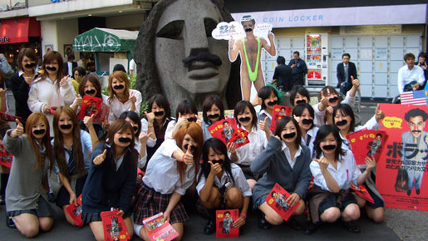 渋谷・モヤイ像前に出没！　制服“黒ヒゲ”女子高生軍団