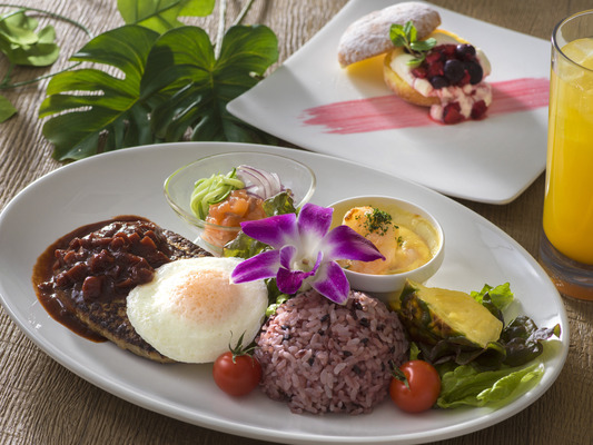 大人気ショー「ミッキーのレインボー・ルアウ」が待望の再開！As to Disney artwork, logos and properties： (C) Disney