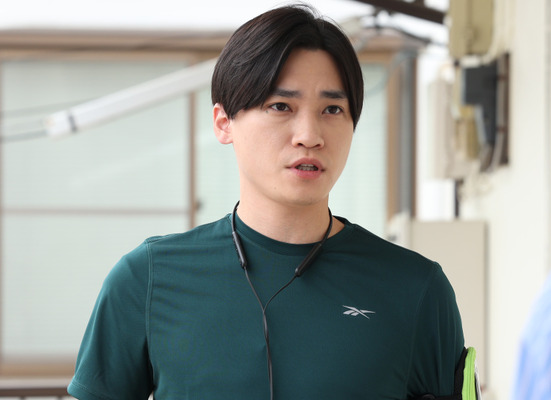 『おとななじみ』©中原アヤ／集英社  ©2023「おとななじみ」製作委員会