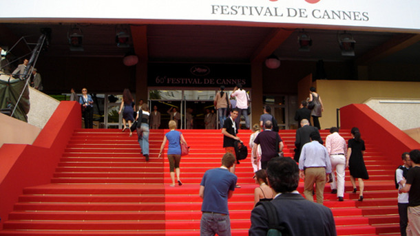 記念にレッド・カーペットで撮影