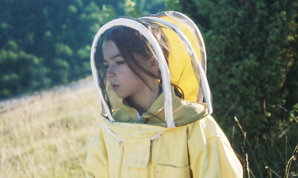『ミツバチと私』© 2023 GARIZA FILMS INICIA FILMS SIRIMIRI FILMS ESPECIES DE ABEJAS AIE