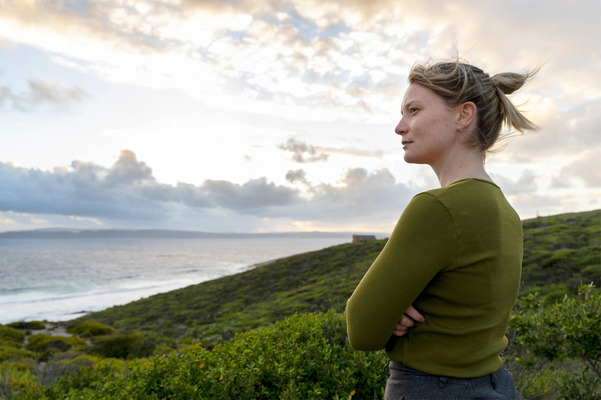 『ブルーバック あの海を見ていた』©2022 ARENAMEDIA PTY LTD, SCREENWEST (AUSTRALIA) LTD AND SCREEN AUSTRALIA