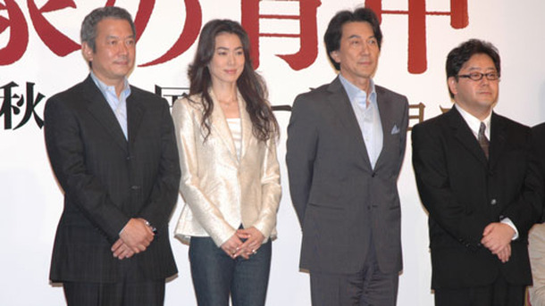 『象の背中』記者会見　左から井坂聡監督、今井美樹、役所広司、秋元康