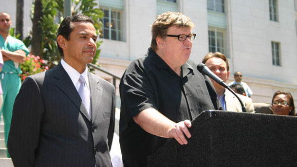 怖いもの知らずのムーア　L.A.市長の前でアメリカ政府をズバリ斬る！