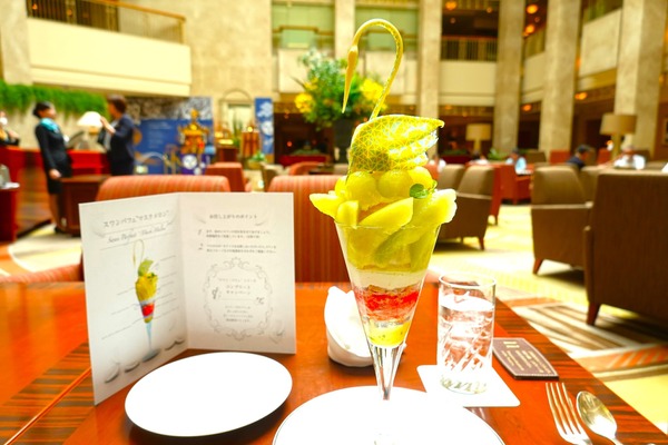 マスクメロン＆桃の“スワンパフェ”を実食　浦安ブライトンホテル東京ベイ、ロビーラウンジ「シルフ」