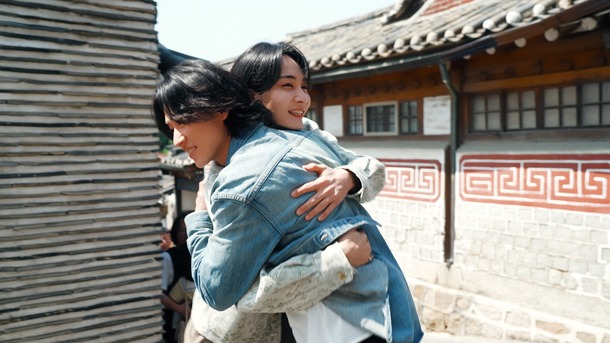 「山崎賢人×JEONGHAN 奇跡旅 in 韓国」©︎HJホールディングス