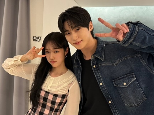 『ソンジェ』俳優ビョン・ウソク、共演した女優と仲良くピース！“21世紀の売れっ子たち”【PHOTO】