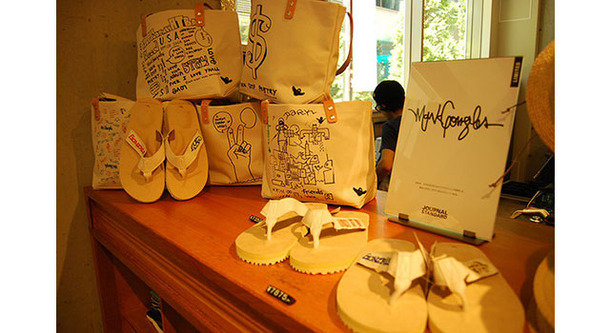 「ジャーナルスタンダード」原宿店　マーク・ゴンザレスのアート作品とコラボレーションしたトートバッグとサンダル　Photo by Marina Oku  -(C) FASHION HEADLINE