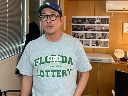 俳優ハ・ジョンウ、芸人顔負けの機知！ファンとの面白いやり取りが話題に【PHOTO】