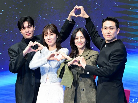 制作費500億ウォンの超大作『星がウワサするから』監督が主演キャストを絶賛！「お楽しみに」