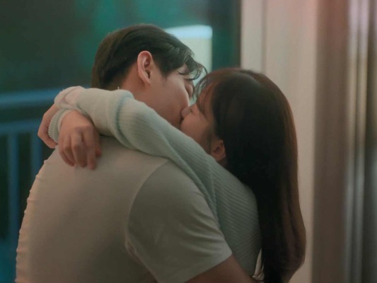 熱愛も間近!? チュ・ジフン、チョン・ユミが『愛は一本橋で』で魅せる大人の再会ロマンスがたまらない！