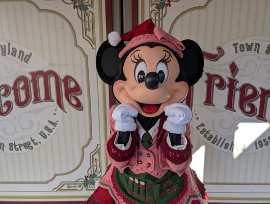 新衣装のミッキーマウスとグリーティング！カリフォルニア ディズニーランド・リゾートのホリデーイベント