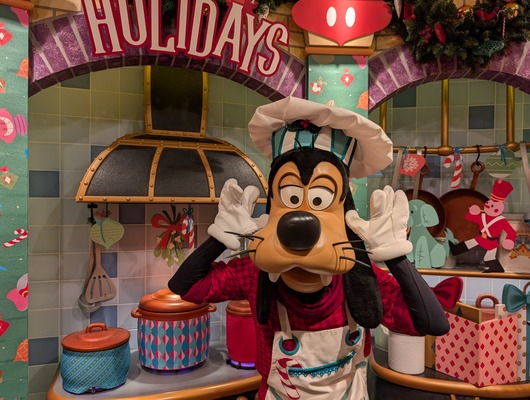 ホリデー衣装のグーフィーがお出迎え！カリフォルニア ディズニーランド・リゾート、人気レストランを体験