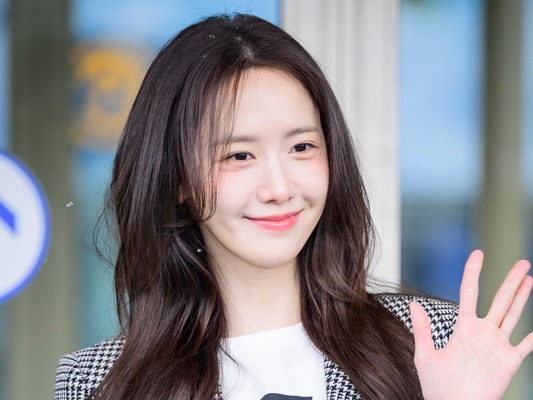 “さすがプロ” 少女時代・ユナが空港ファッションを披露！雪も降る美しい出国の様子【独占写真】