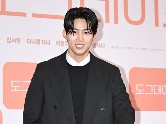 2PMテギョンの“膝つきプロポーズ”写真、ハプニングだったものの…「其の場凌ぎ」と疑う声も