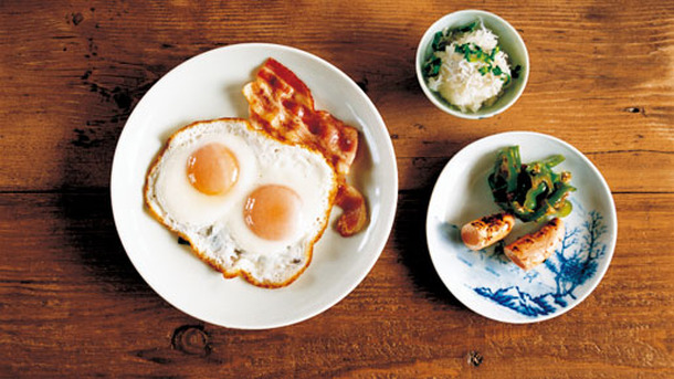 日本人の朝ご飯　『民宿ハマダ』特製 目玉焼き定食