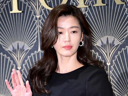 チョン・ジヒョン、今年は多作の予感！チ・チャンウクとの再共演を前向きに検討中