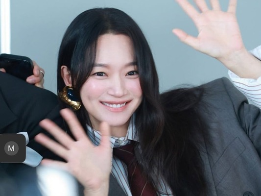 【韓国女優】キム・ウビンが10年惚れ続けるのも納得。シン・ミナの“最高すぎる”童顔ぶり【PHOTO】