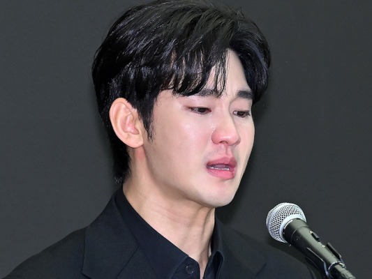 キム・スヒョンが“涙の記者会見”。未成年だった故キム・セロンさんとの交際、お金の督促疑惑を全否定