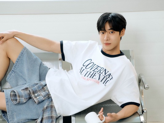 最旬俳優チュ・ヨンウ、大人と少年の間の“輝く青春”。最新カットでナチュラルな魅力放つ！【PHOTO】