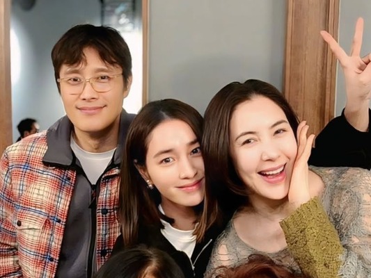 イ・ビョンホンの妹、兄夫婦との仲睦まじい姿を公開！「素敵な家族」【PHOTO】