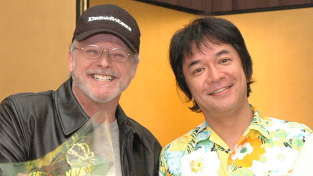 製作記者会見に臨んだスピルバーグ（のそっくりさん）と河崎実監督